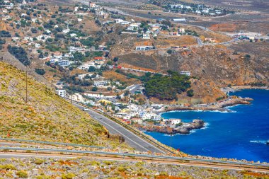 Crete, Yunanistan için Chora Sfakion şehir yakınlarındaki yeni curvy yolu