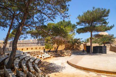 Rethymno, Girit - 27 Maj, 2016: Venedik Kalesi Fortezza Rethymno, Yunanistan kimliği belirsiz kişi ziyaret