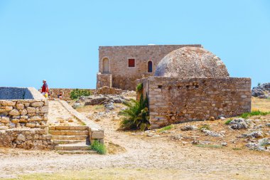 Rethymno, Girit - 27 Maj, 2016: Venedik Kalesi Fortezza Rethymno, Yunanistan kimliği belirsiz kişi ziyaret