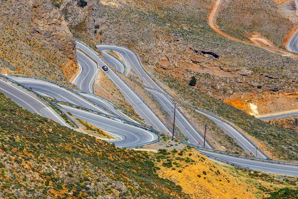 Nueva carretera con curvas cerca de la ciudad de Chora Sfakion en Creta, Grecia — Foto de Stock