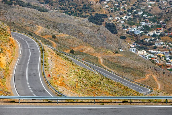 Nueva carretera con curvas cerca de la ciudad de Chora Sfakion en Creta, Grecia — Foto de Stock