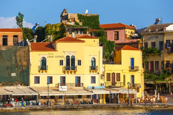 ギリシャ、クレタ島のハニアの旧港のハニア, クレタ島 - 25 メージャー、2016年: 朝の景色。チャニア、クレタ島の二番目に大きい都市. — ストック写真