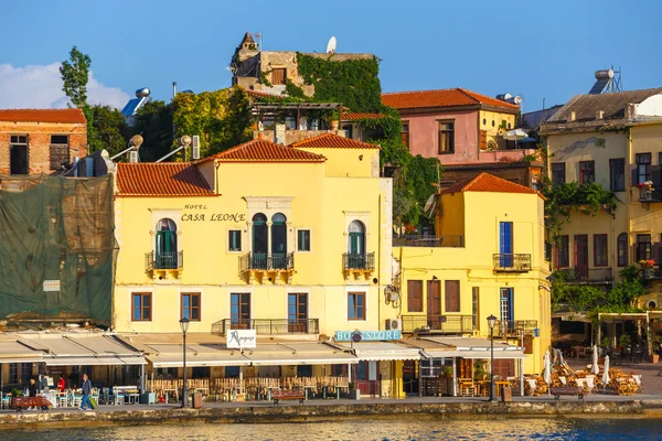 Chania, Creta - 25 Maj, 2016: Vista matutina del antiguo puerto de Chania en Creta, Grecia. Chania es la segunda ciudad más grande de Creta . —  Fotos de Stock