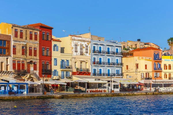 Chania, Kreta - 25 Maj, 2016: Ochtend uitzicht op de oude haven van Chania, op Kreta, Griekenland. Chania is de tweede grootste stad van Kreta. — Stockfoto