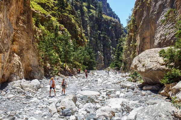 Samaria Gorge, Grece - MAY 26, 2016: Tourists hike in Samaria Gorge in central Crete, Greece. The national park is a UNESCO Biosphere Reserve since 1981 — Stock Photo, Image