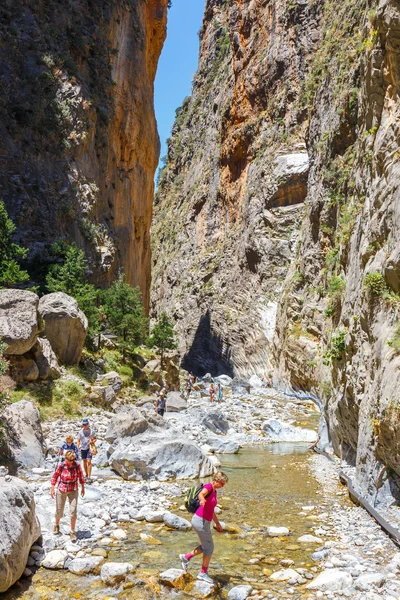 Samiriye Gorge, Grece - 26 Mayıs 2016: Turist Merkezi Girit, Yunanistan Samiriye Gorge zammı. Milli Parkı Unesco biyosfer rezervi 1981 yılından bu yana olduğunu. — Stok fotoğraf