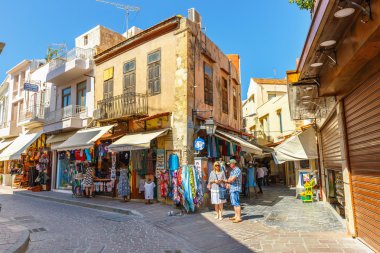 Rethymno, Girit - 27 Maj, 2016: Girit, Yunanistan üzerinde Rethymno şehrin tarihi merkezinde kimliği belirsiz kişi ziyaret edin