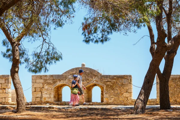 Rethymno, Kreta - 27 Maj, 2016: Niezidentyfikowanych osób odwiedza weneckiej fortecy Fortezza w Rethymno, Grecja — Zdjęcie stockowe
