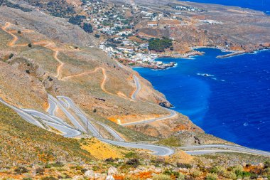 Crete, Yunanistan için Chora Sfakion şehir yakınlarındaki yeni curvy yolu