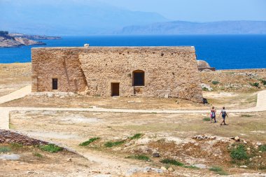 Rethymno, Girit - 27 Maj, 2016: Venedik Kalesi Fortezza Rethymno, Yunanistan kimliği belirsiz kişi ziyaret