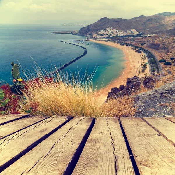 Playa de Las Teresitas sahilde günbatımı ve boş ahşap güverte tablo. Ürün montaj görüntü için hazır. — Stok fotoğraf