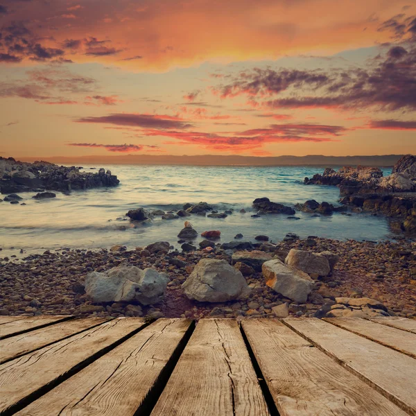 Sunset beach ve boş ahşap güverte masa. Ürün montaj görüntü için hazır. — Stok fotoğraf