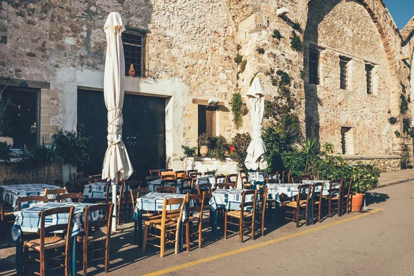 Caffè greco vuoto sull'isola di Creta, Grecia — Foto Stock