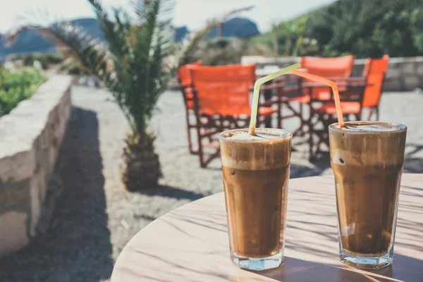 Kaffe frappe, grekiska rätter på bordet vid stranden, vintage stil — Stockfoto