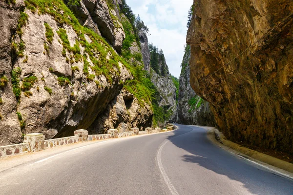 Bicaz-schlucht in rumänien, eine der spektakulärsten straßen in rumänien — Stockfoto