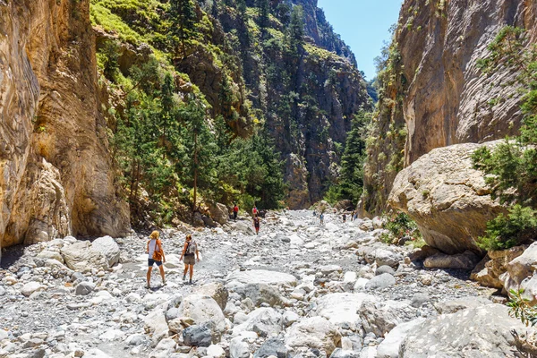 Samaria Gorge, Greece - MAY 26, 2016: Tourists hike in Samaria Gorge in central Crete, Greece. The national park is a UNESCO Biosphere Reserve since 1981 — Stock Photo, Image