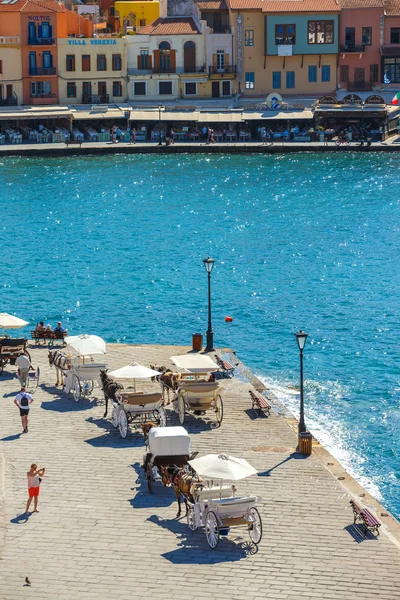 Chania, Creta - 23 Maj, 2016: Vista del antiguo puerto de Chania en Creta, Grecia. Chania es la segunda ciudad más grande de Creta . — Foto de Stock