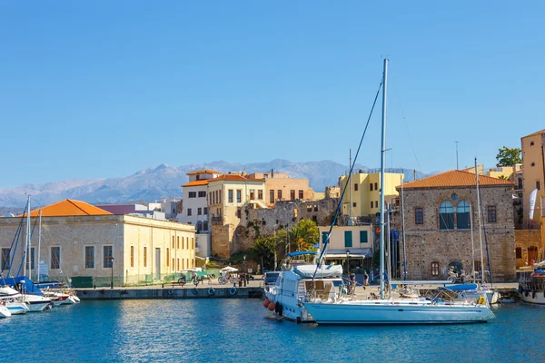 Chania, Creta - 23 de maio de 2016: Vista do antigo porto de Chania em Creta, Grécia. Chania é a segunda maior cidade de Creta . — Fotografia de Stock