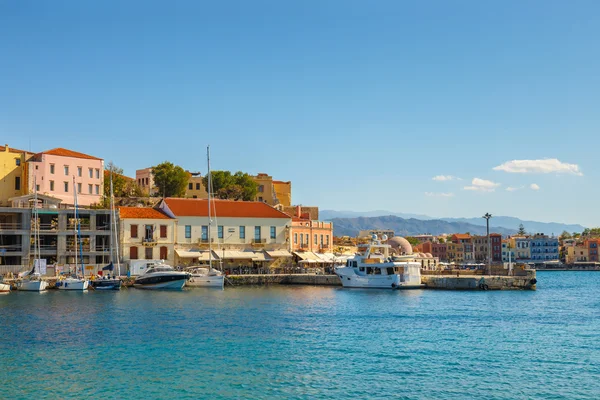 Chania, Creta - 23 Maj, 2016: Veduta del vecchio porto di Chania a Creta, Grecia. Chania è la seconda città più grande di Creta . — Foto Stock