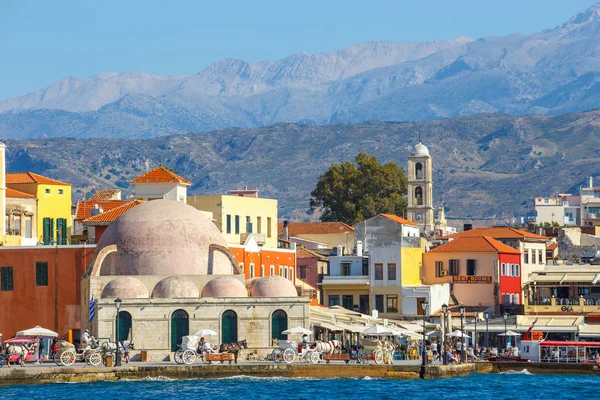 Chania, Creta - 23 de maio de 2016: Vista do antigo porto de Chania em Creta, Grécia. Chania é a segunda maior cidade de Creta . — Fotografia de Stock