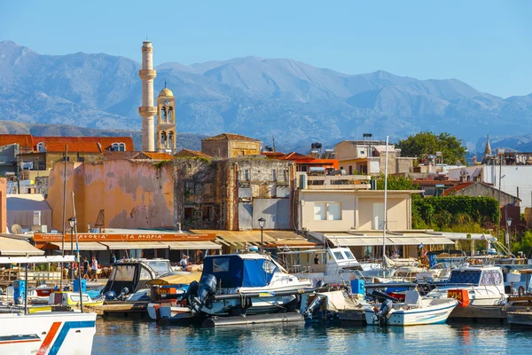 Chania, Crete - 23 Maj, 2016: Vy över den gamla hamnen i Chania på Kreta, Grekland. Chania är den näst största staden på Kreta. — Stockfoto