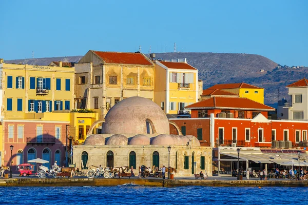 Chania, Crete - 23 Maj, 2016: View of the old port of Chania on Crete, Greece. Chania is the second largest city of Crete. — Stock Photo, Image