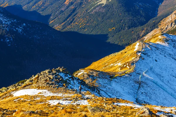 Jesienne górskiego krajobrazu, czerwone szczyty, Tatry góry — Zdjęcie stockowe