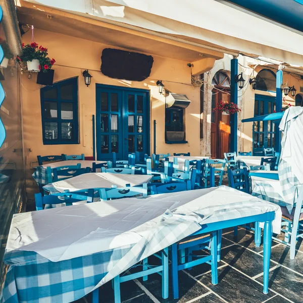 Leeres griechisches Café auf Betoninsel, Griechenland — Stockfoto