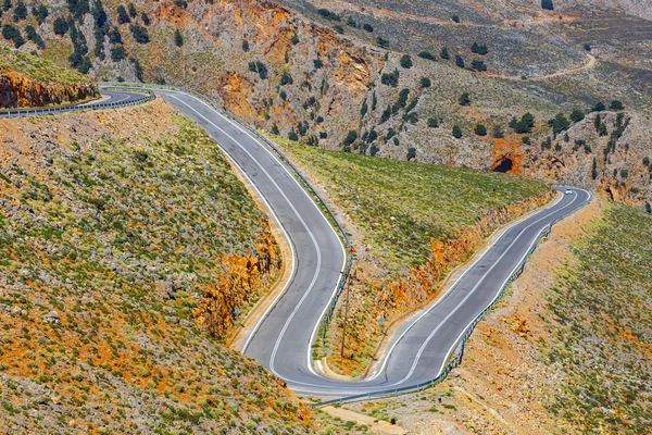 Nueva carretera con curvas cerca de la ciudad de Chora Sfakion en Creta, Grecia — Foto de Stock