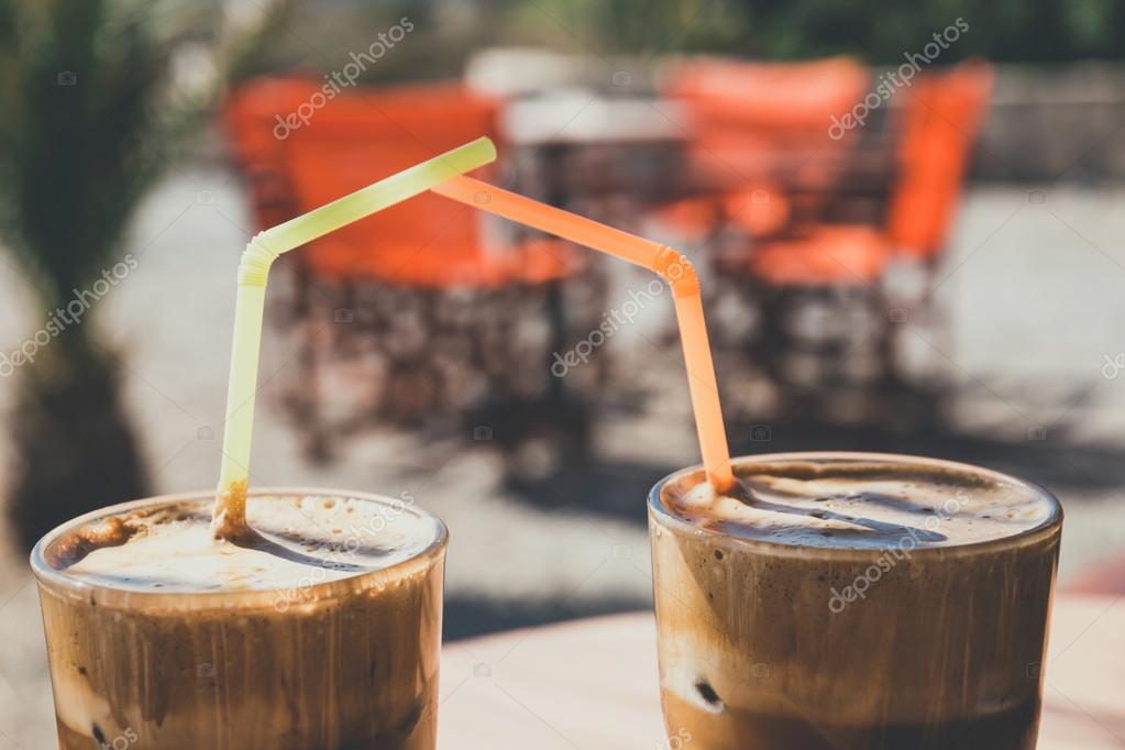 Plajda, vintage bir görünüm masada kahve frappe, Yunan mutfağı — Stok