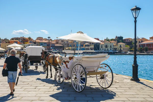 Chania, concrete - 23. maj 2016: Pferdekutsche für den Transport von Touristen im alten Hafen von Chania auf Beton, Griechenland. Chania ist die zweitgrößte Stadt des Landes und bei Touristen sehr beliebt. — Stockfoto