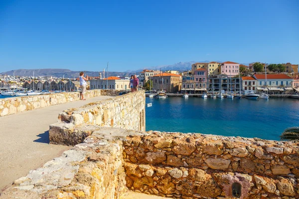 Chania, Crete - 23 Maj, 2016: Vy över den gamla hamnen i Chania på Kreta, Grekland. Chania är den näst största staden på Kreta. — Stockfoto
