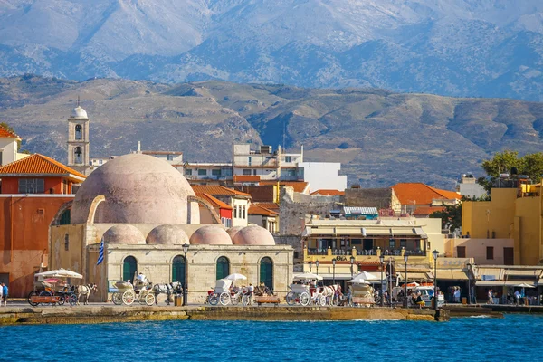 Chania, Kréta - 23 máj, 2016: Pohled ze starého přístavu Chania na Krétě, Řecko. Chania je druhé největší město Kréty. — Stock fotografie