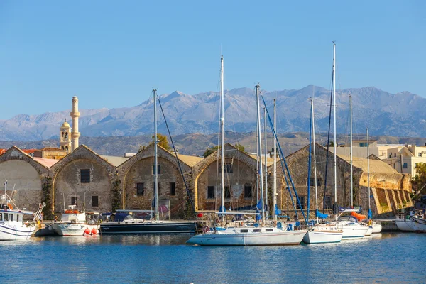 Chania, Kréta - 23 máj, 2016: Pohled ze starého přístavu Chania na Krétě, Řecko. Chania je druhé největší město Kréty. — Stock fotografie