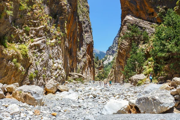 Samaria Gorge, Grece - MAY 26, 2016: Tourists hike in Samaria Gorge in central Crete, Greece. The national park is a UNESCO Biosphere Reserve since 1981 — Stock Photo, Image