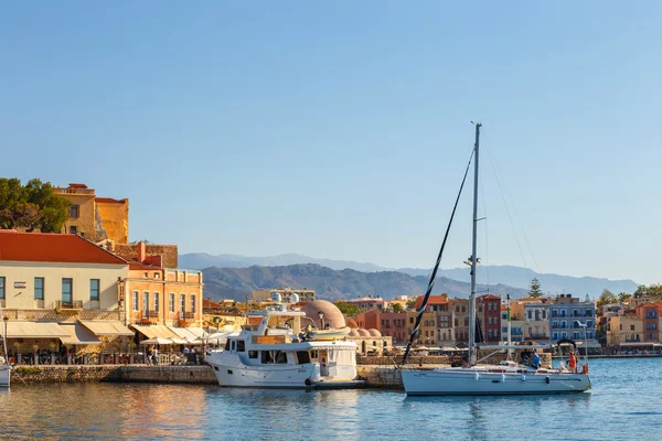 Χανιά, Κρήτη - 23 Μαΐου, 2016: Θέα το παλιό λιμάνι των Χανίων στην Κρήτη. Τα Χανιά είναι η δεύτερη μεγαλύτερη πόλη της Κρήτης. — Φωτογραφία Αρχείου