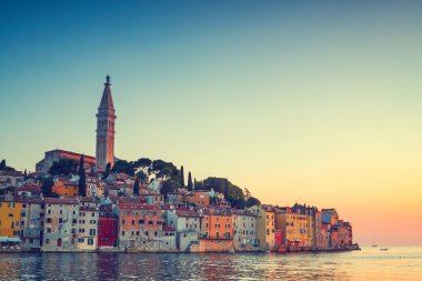 Rovinj, Istria, Hırvatistan tarihi kent görüntüleyin. Vintage bir görünüm