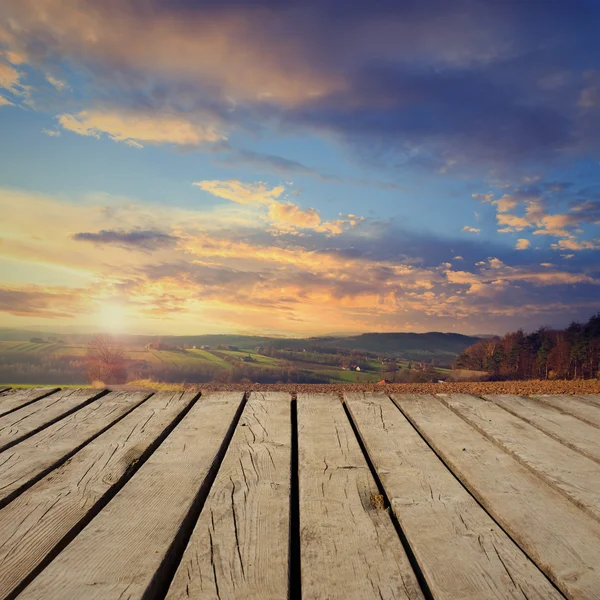 Berglandschap en lege houten dek tafel. Ready, voor product montage weergave — Stockfoto