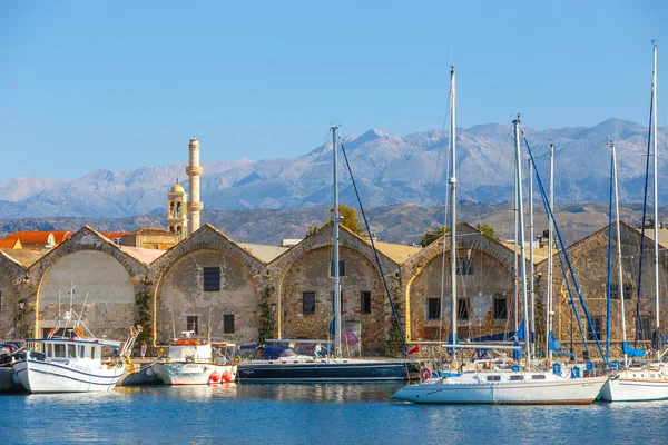 Chania, Crete - 23 Maj, 2016: Vy över den gamla hamnen i Chania på Kreta, Grekland. Chania är den näst största staden på Kreta. — Stockfoto