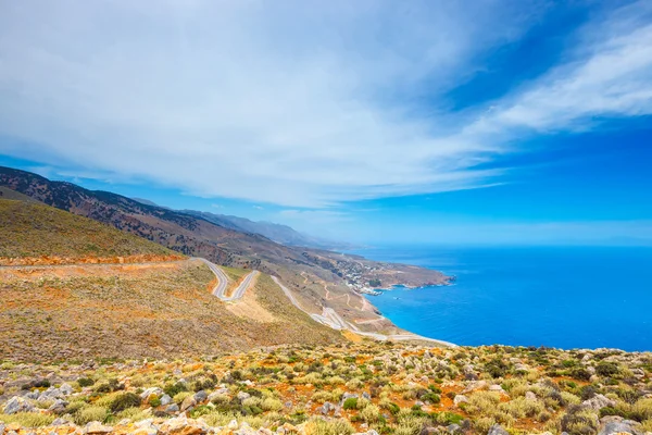 Curvy road near Chora Sfakion town on Crete, Grécia — Fotografia de Stock