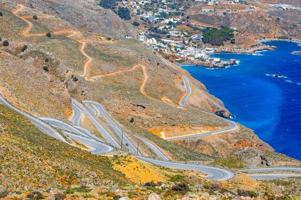 Nueva carretera con curvas cerca de la ciudad de Chora Sfakion en Creta, Grecia — Foto de Stock