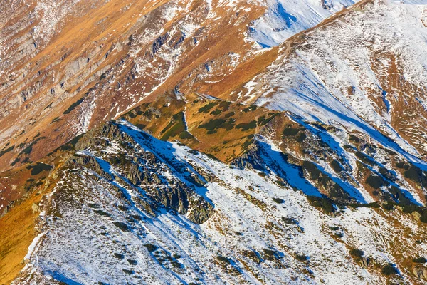 Sonbahar dağ manzarası, kırmızı tepeler, Tatras dağ — Stok fotoğraf