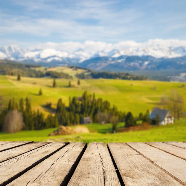 Paesaggio di montagna e tavolo vuoto ponte di legno. Esposizione pronta per il montaggio del prodotto — Foto Stock