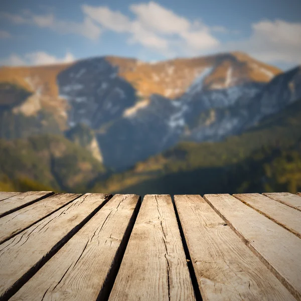 Paesaggio di montagna e tavolo vuoto ponte di legno. Esposizione pronta per il montaggio del prodotto — Foto Stock