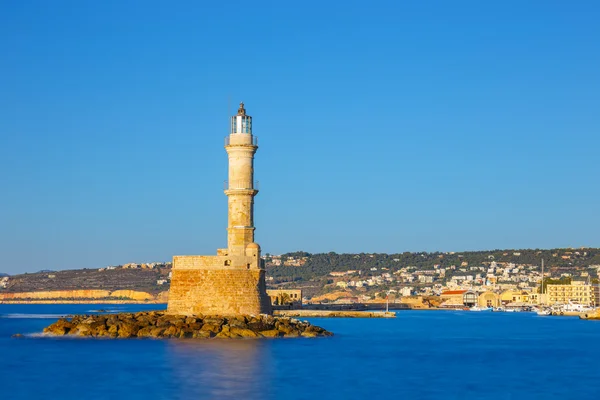 老港口和灯塔在希腊克里特岛伊拉克利翁的看法。长时间曝光 — 图库照片