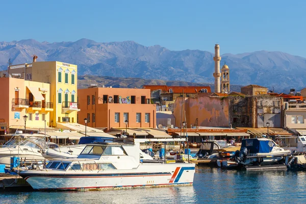 Chania, Kreta - 25 Maj, 2016: Ochtend uitzicht op de oude haven in Chania, Griekenland. Chania is de tweede grootste stad van Kreta. — Stockfoto