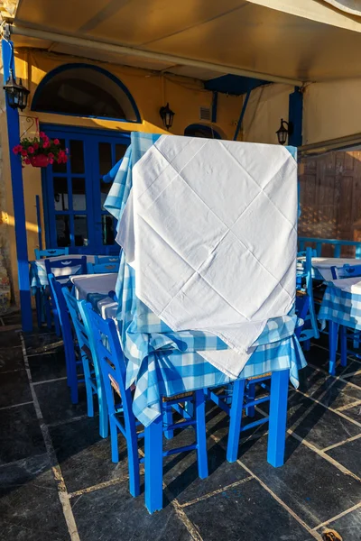 Leeres griechisches Café auf Betoninsel, Griechenland — Stockfoto