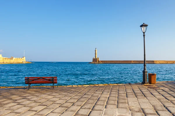 Vista del antiguo puerto y faro en Chania, Creta, Grecia —  Fotos de Stock