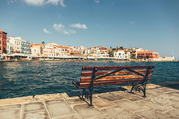 Banc vide avec vue sur le vieux port de La Canée, Crète, Grèce — Photo