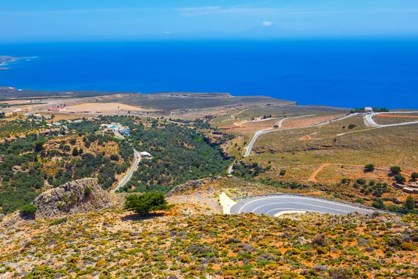クレタ島、ギリシャでコーラ Sfakion 町の近くのカーブの多い道路 — ストック写真